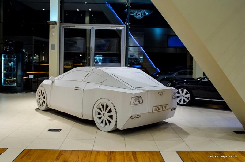 Картонный автомобиль Бентли Континенталь (cardboard Bentley Continental) созданный в мастерской Картонного Папы для детского праздника в автосалоне.