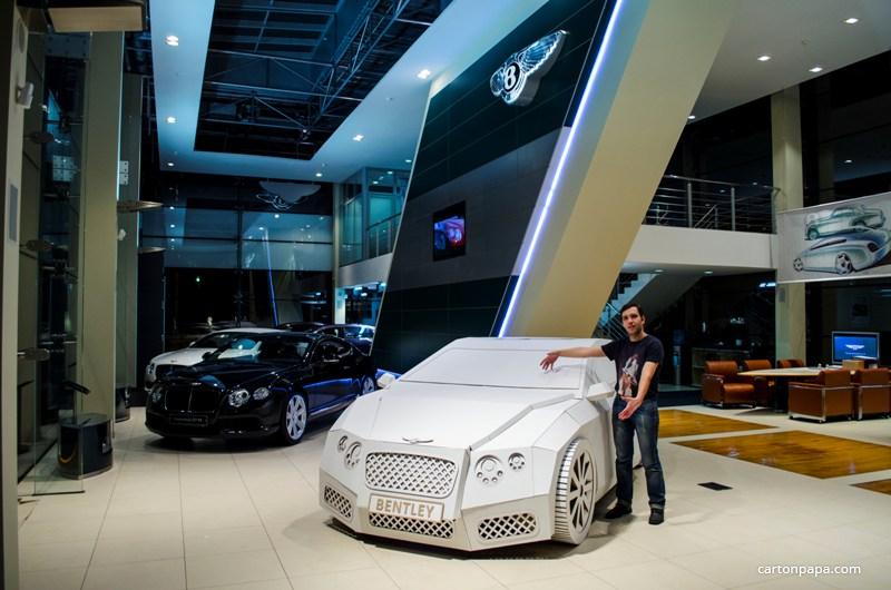 Картонный автомобиль Бентли Континенталь (cardboard Bentley Continental) созданный в мастерской Картонного Папы для детского праздника в автосалоне.